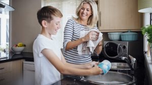 Anya és fia mosogat