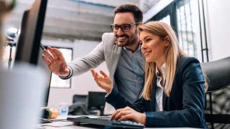 Két kollága ül a számítógép előtt