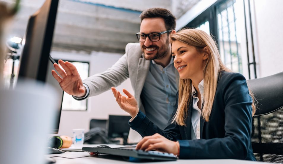 Két kollága ül a számítógép előtt