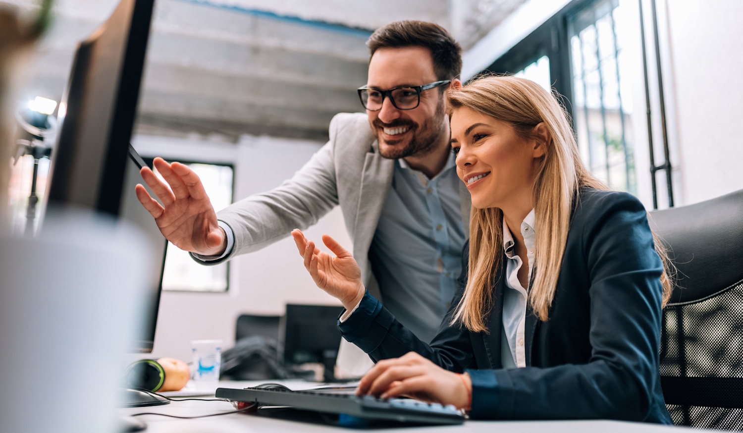 Két kollága ül a számítógép előtt