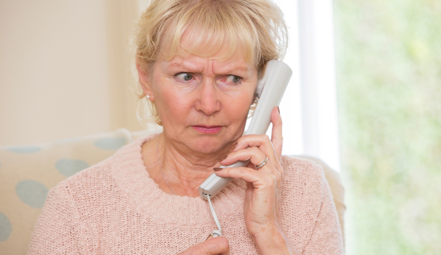 nagymama telefonnal