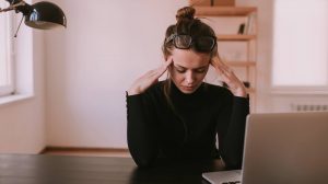 Nő az irodában koncentrál