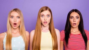 három nő meglepődött arcot vág