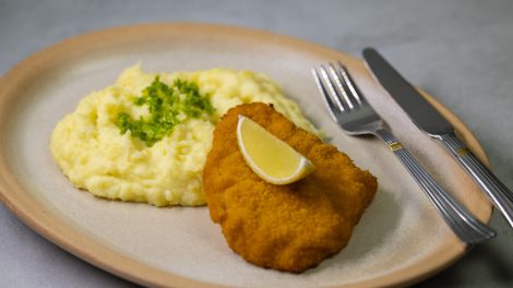 rántott nyúl tányéron krumplipürével