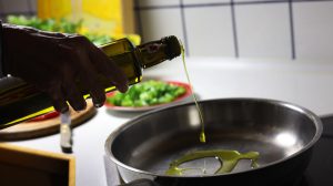 Olajat öntenek egy serpenyőbe