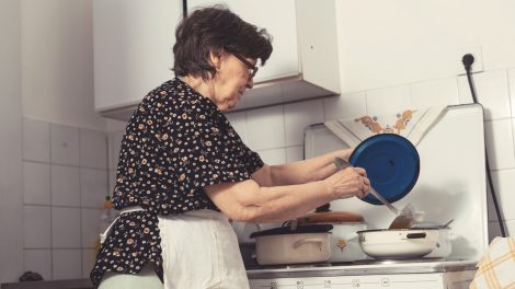 idős olasz mamma levest főz a tűzhelynél