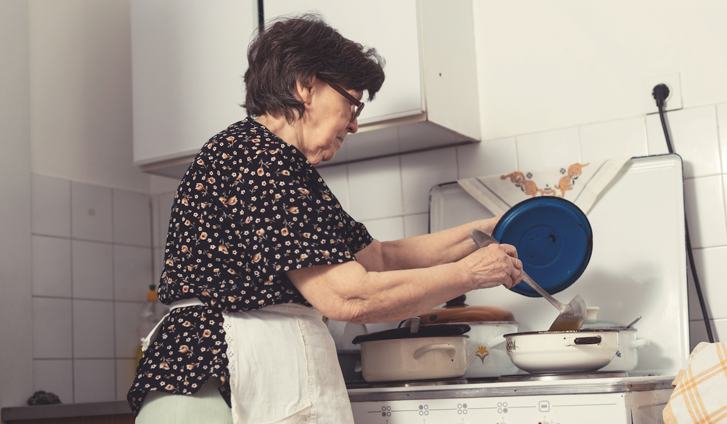 idős olasz mamma levest főz a tűzhelynél