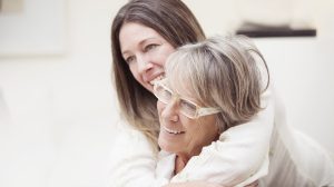 Egy nő öleli az anyukáját