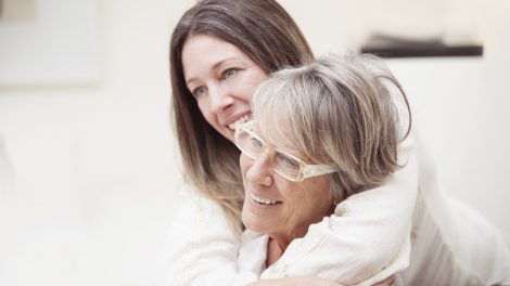 Egy nő öleli az anyukáját