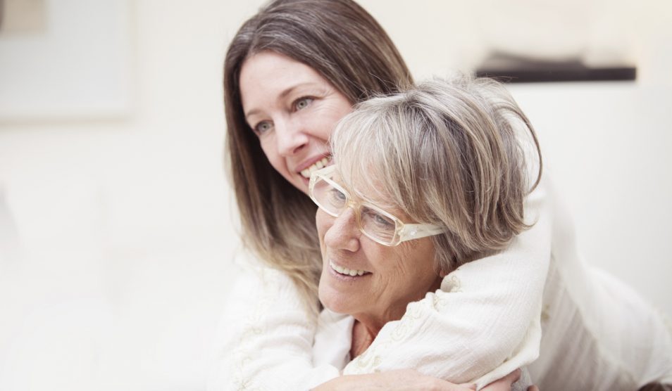 Egy nő öleli az anyukáját