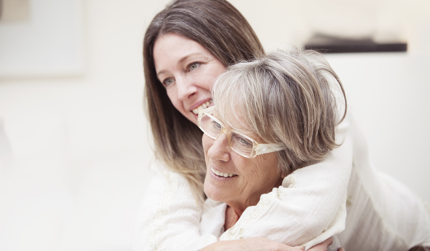 Egy nő öleli az anyukáját