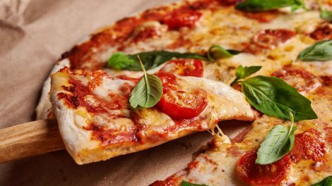 pizza vágódeszkán