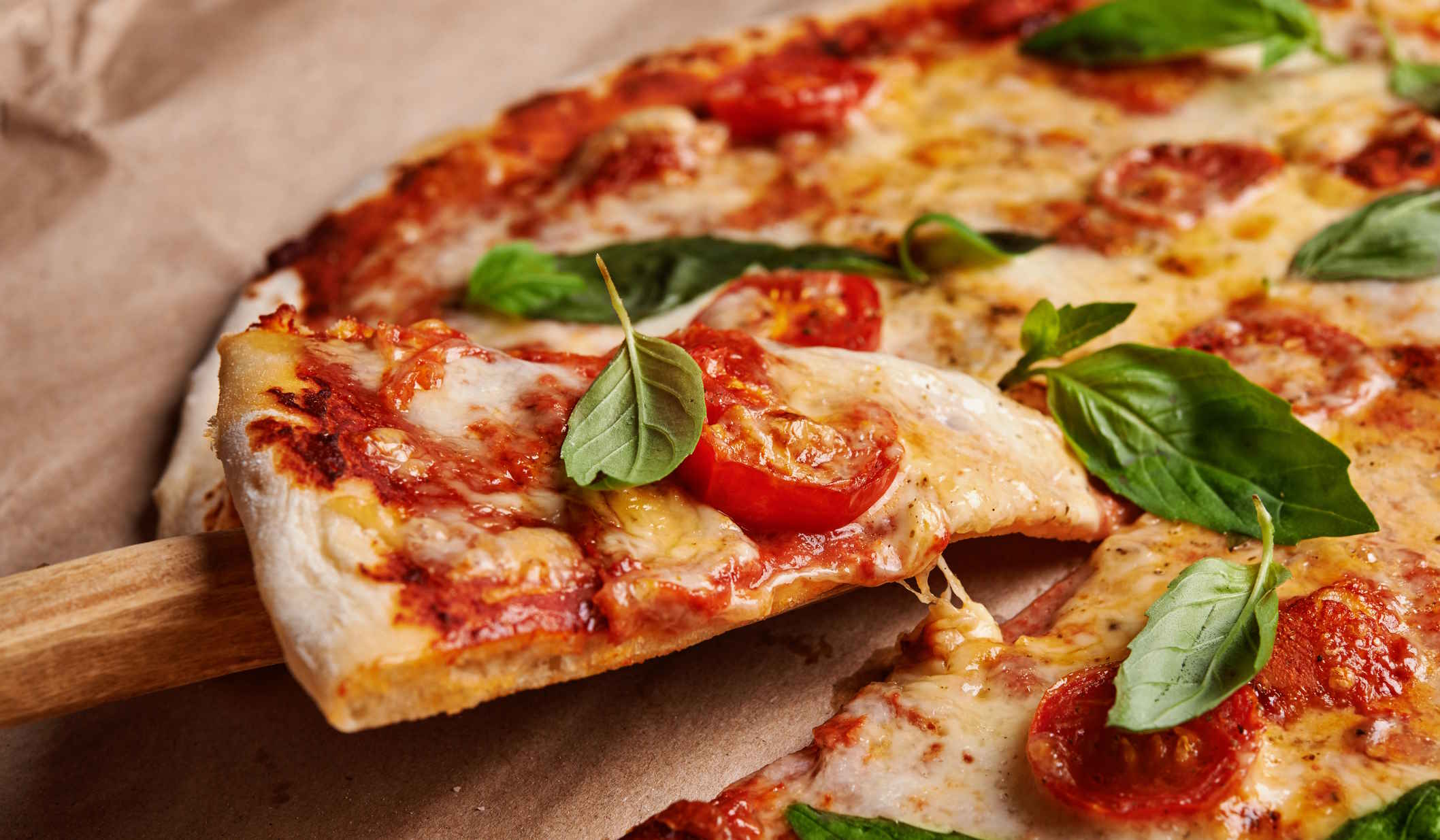 pizza vágódeszkán