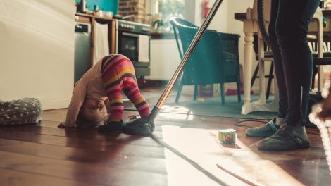 anyuka takarít míg a kislánya bohóckodik a parkettán