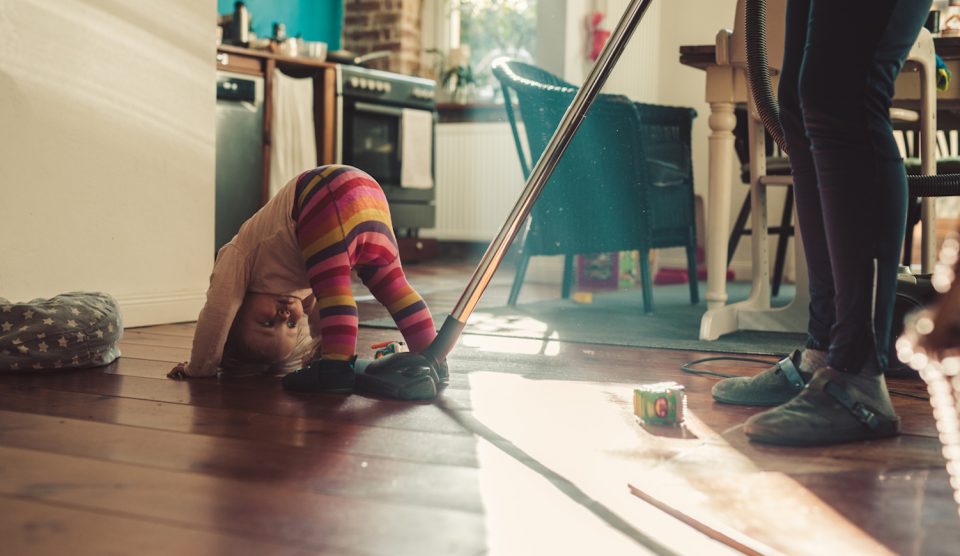 anyuka takarít míg a kislánya bohóckodik a parkettán