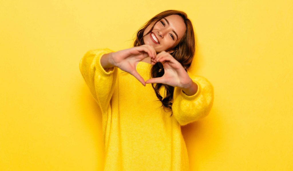 fiatal nő sárga pulóverben