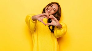 fiatal nő sárga pulóverben