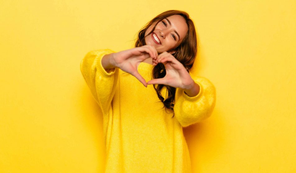 fiatal nő sárga pulóverben