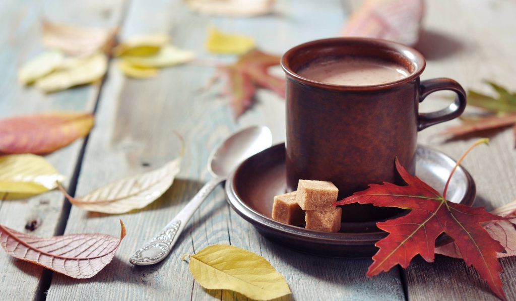 őszies háttérrel pumpkin spice latte