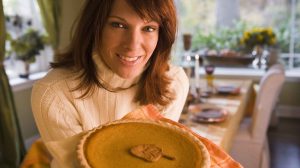 Nő fogja a kezében a sütőtökös pitét