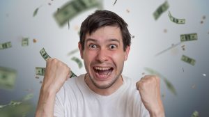 Egy férfi örül a pénz esőnek