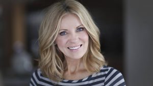 középkorú nő mosolyog