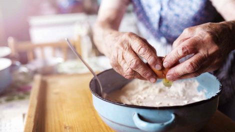 nagymama készíti a tésztát a süteményhez