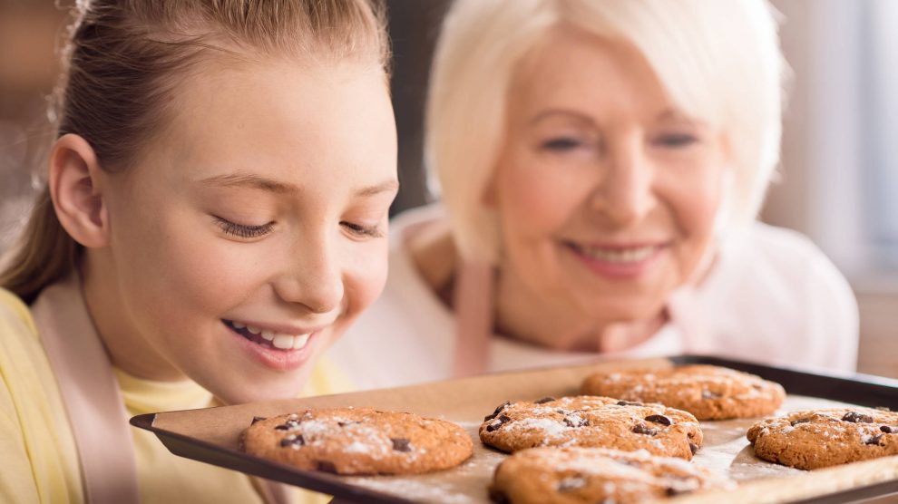nagymama sütit süt az unokájával