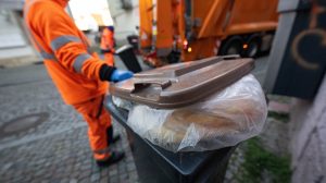 Kukások szállítják a szemetet