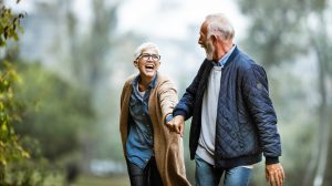 boldog idős pár sétál az erdőben ősszel szív egészsége