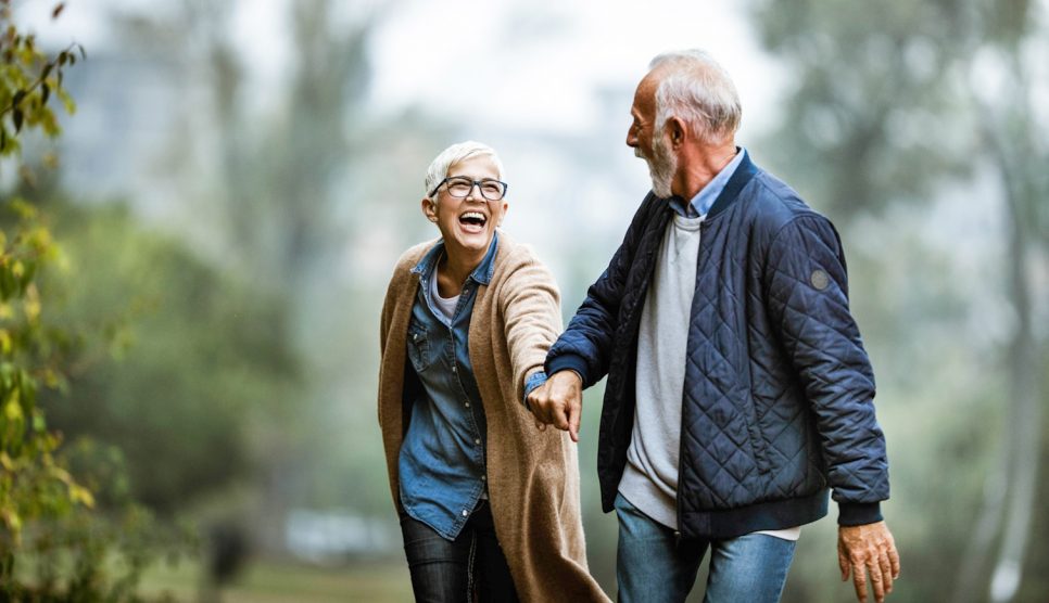boldog idős pár sétál az erdőben ősszel szív egészsége