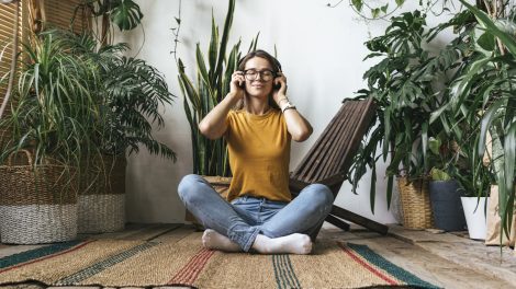 fiatal lány sok szobanövény között