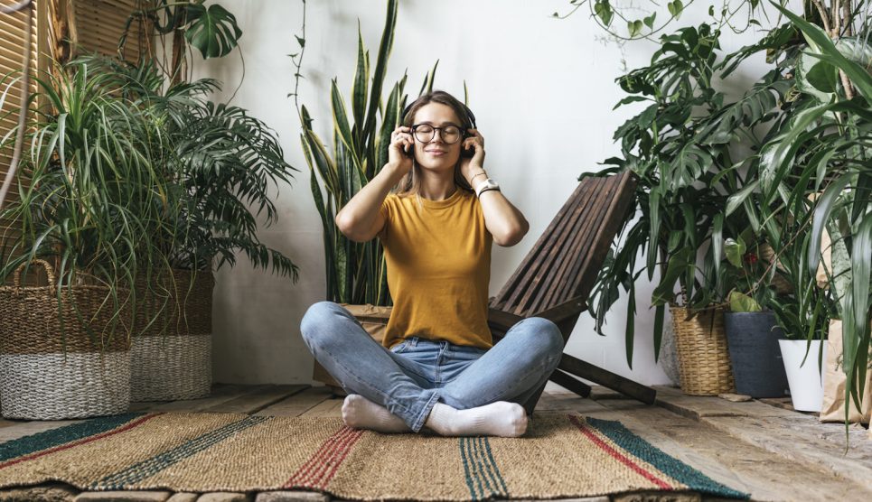 fiatal lány sok szobanövény között