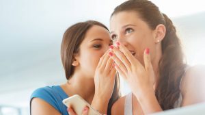 két fiatal nő sugdolózik