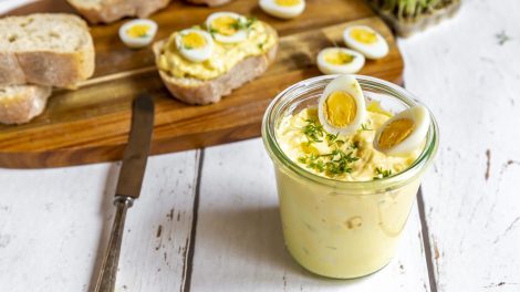 tökéletes kérmes tojássaláta szendvicsre kenve
