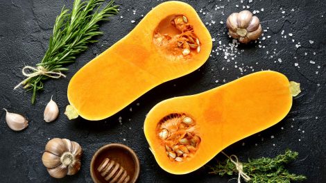 sütőtök félbevágva a konyhapulton