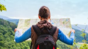 Egy nő térképet olvas