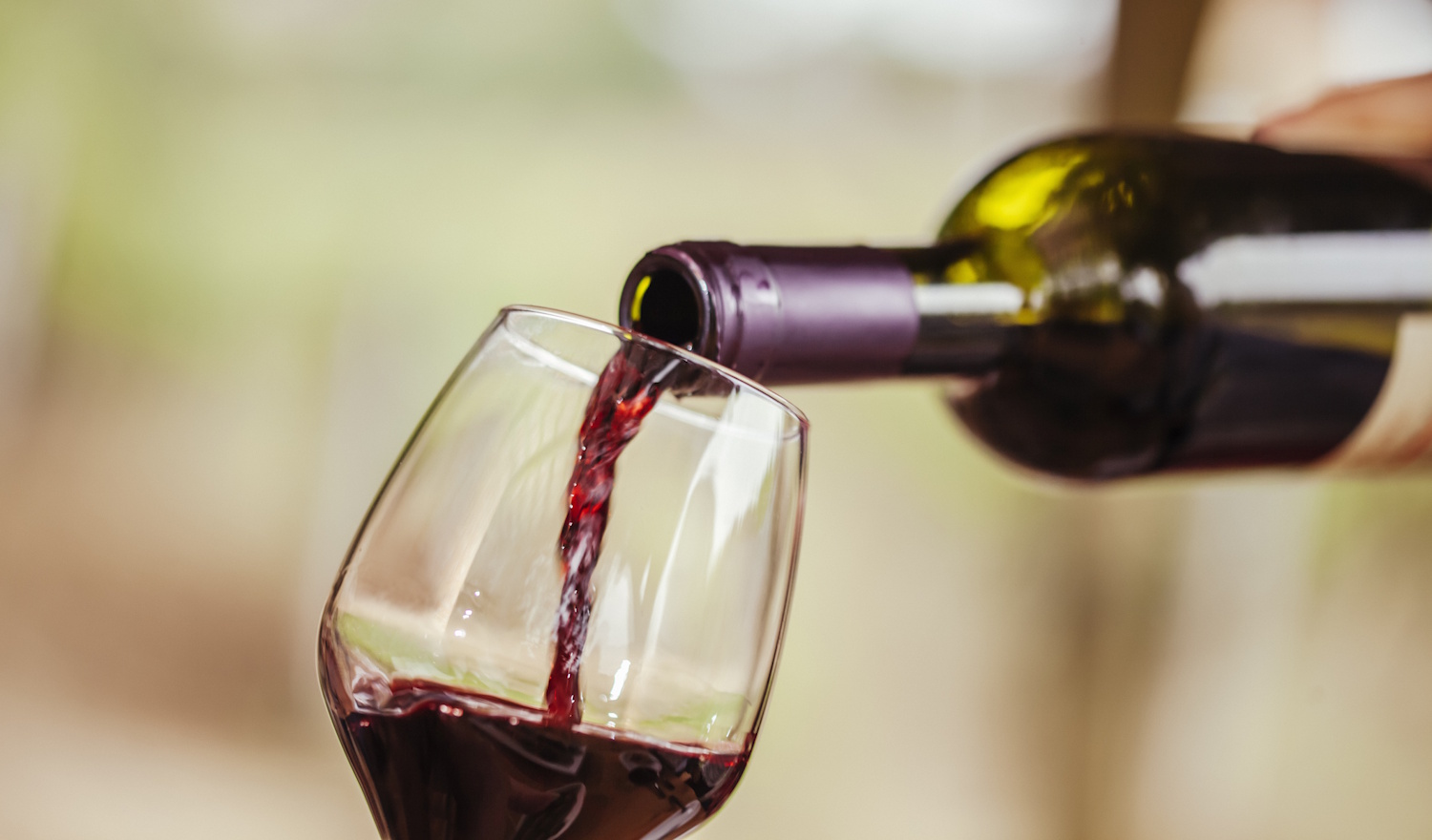 vörösbort töltenek üvegből a pohába márton-napi programok