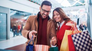 Egy pár vásárol a plázában