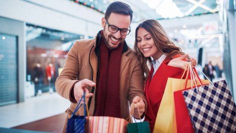 Egy pár vásárol a plázában