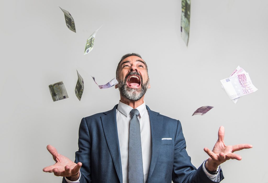 Egy férfi örül a pénzesőben