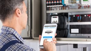 Egy férfi leolvassa a villanyórát