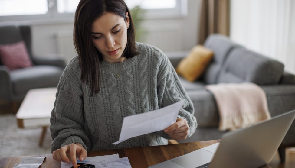 villanyszámla spórolás nő villanyszámlát néz