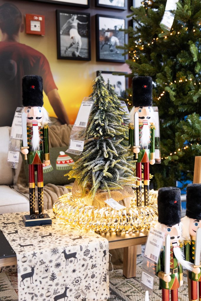 2025 karácsony színe zöld karácsonyfa trend lakberendezés tippek