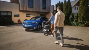 kulcs nélküli autó tolvajok boldog család autóval