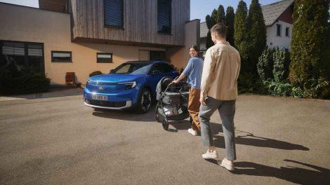 kulcs nélküli autó tolvajok boldog család autóval