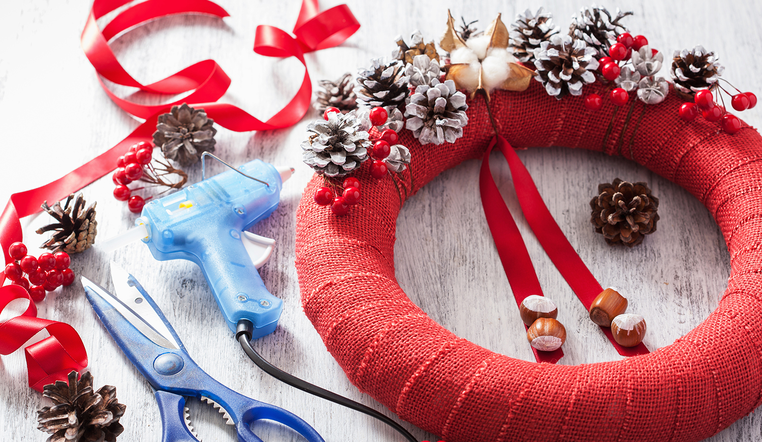 piros karácsonyi koszorú dekoráció készítése