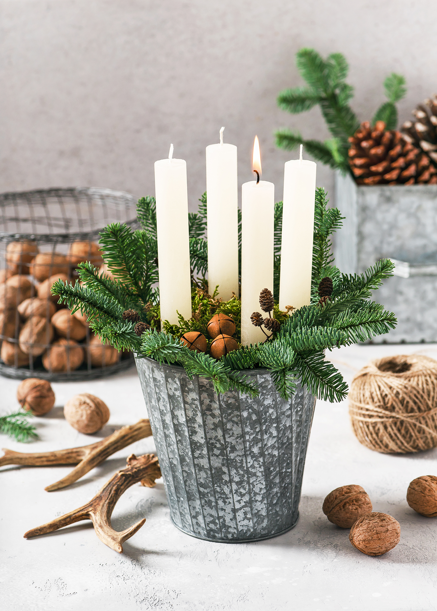 Adventi asztaldísz fehér gyertyákkal