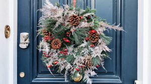 Adventi koszorú lóg egy kék ajtón