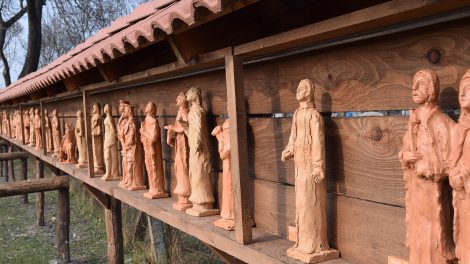 Szentszobor-fal Dinnyésen